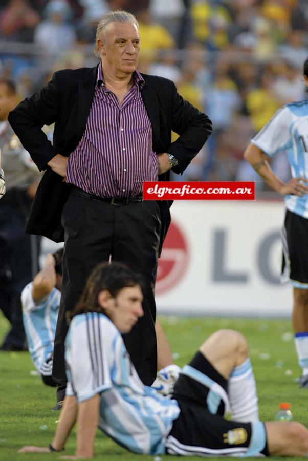 Imagen Basile y Messi, luego de la dura derrota en la final contra Brasil