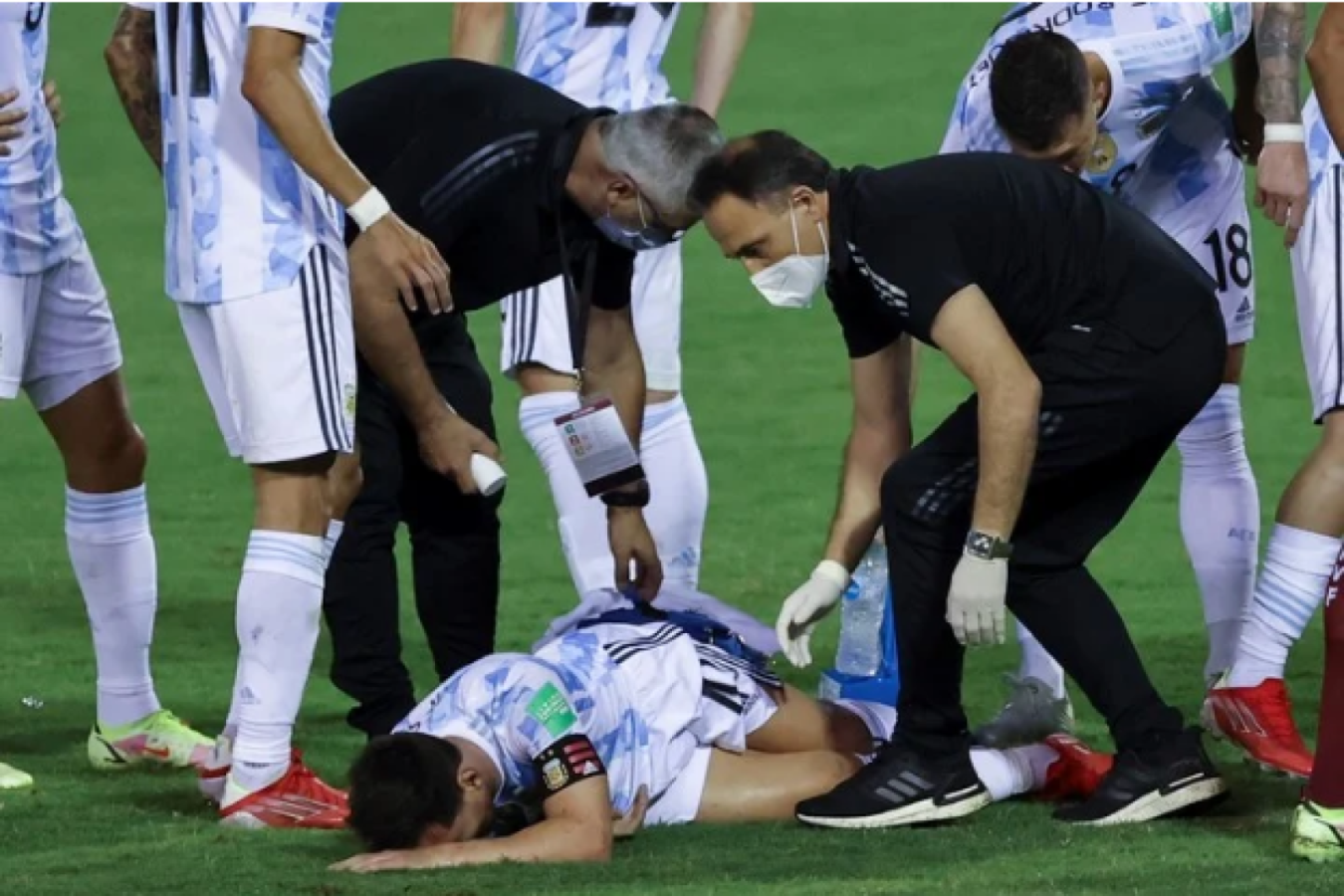 Imagen Messi se retuerce de dolor ante la dura entrada del defensor venezolano.