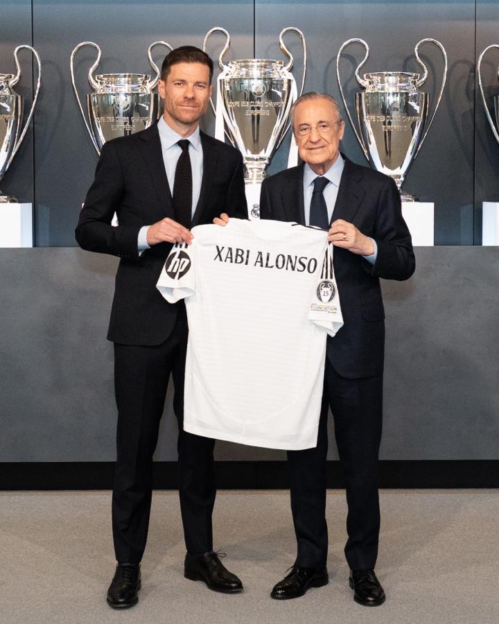 Imagen Xabi Alonso y Florentino Pérez. Comenzó una nueva era en Real Madrid.