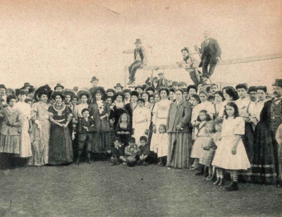 Imagen Allá por el año 1905, las familias de ¨los diablos¨ se aventuraban a llegar a la cancha de la Crucecita, calle Manuel Ocantos, para estimular a los futuros campeones. Las elegantes toilettes ponían su nota de inusitado lujo en el arrabal.