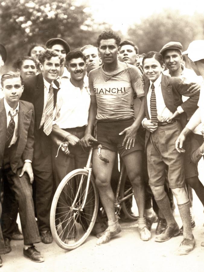 Imagen Francisco Arredondo fue campeón argentino y rioplatense de velocidad. Sus admirables condiciones le permitían actuar en cualquier clase de carrera.