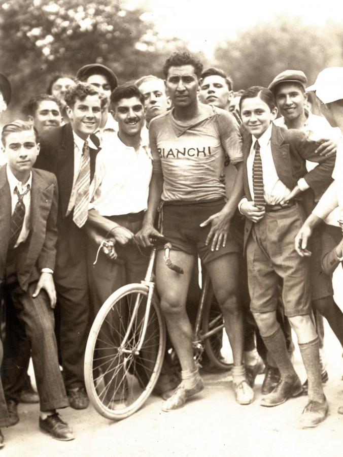Francisco Arredondo fue campeón argentino y rioplatense de velocidad. Sus admirables condiciones le permitían actuar en cualquier clase de carrera.