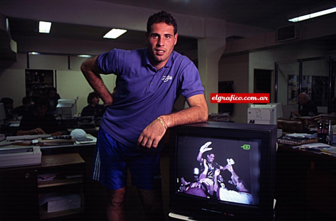 Imagen Bossio posa para las cámaras mientras en el televisor está su festejo de gol.