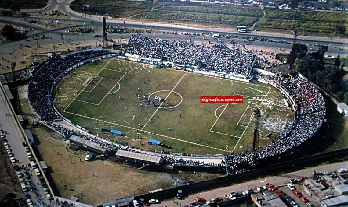 Imagen El Estadio 23 de Agosto, la Tacita de Plata, centro de una ciudad. 