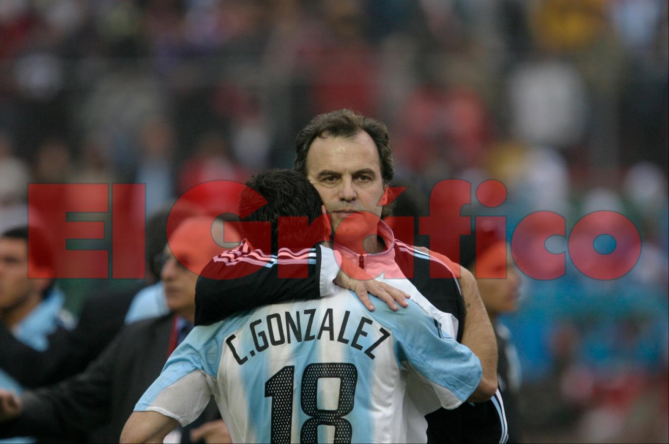 Imagen Bielsa consuela a Kily Gonzalez después de la derrota por penales ante Brasil.