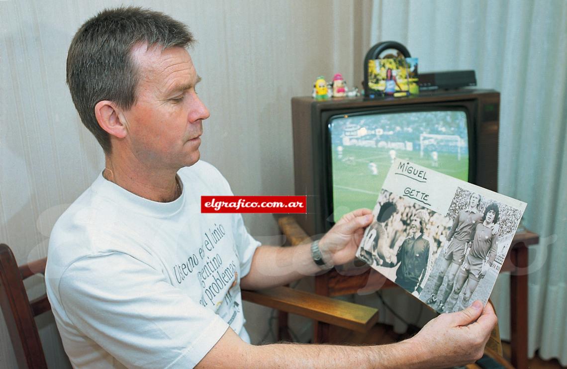 Imagen Gette era marcador central. Como cuentapropista puso canchas de fútbol.