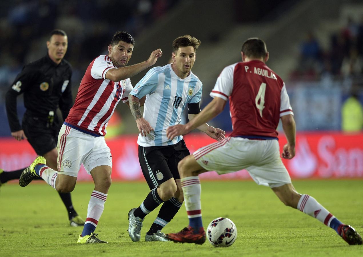 Imagen Ortigoza, de marcar a Messi a pedirle la camiseta (JUAN MABROMATA / AFP)
