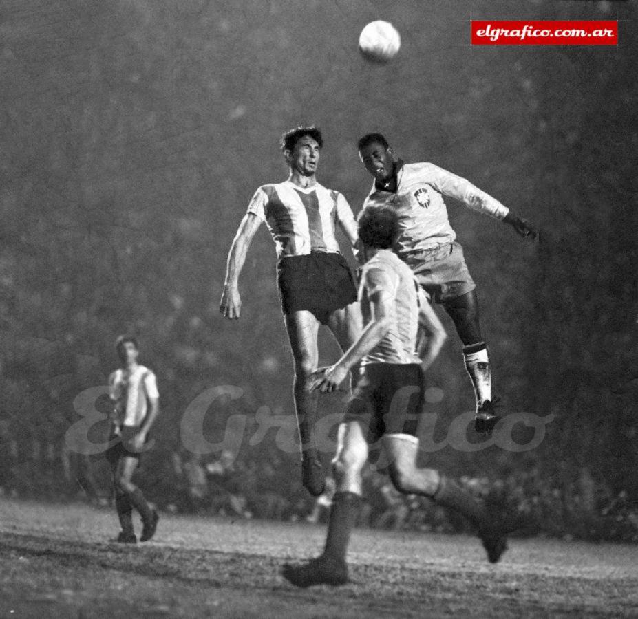 Imagen Rattín rechaza de cabeza ante la amenaza de Pelé. Fue en la Copa de las Naciones del 64 que ganó Argentina, el día de los 2 goles de Telch y el cabezazo sangriento de Pelé al pibe Mesiano. Argentina ganó 3 a 0