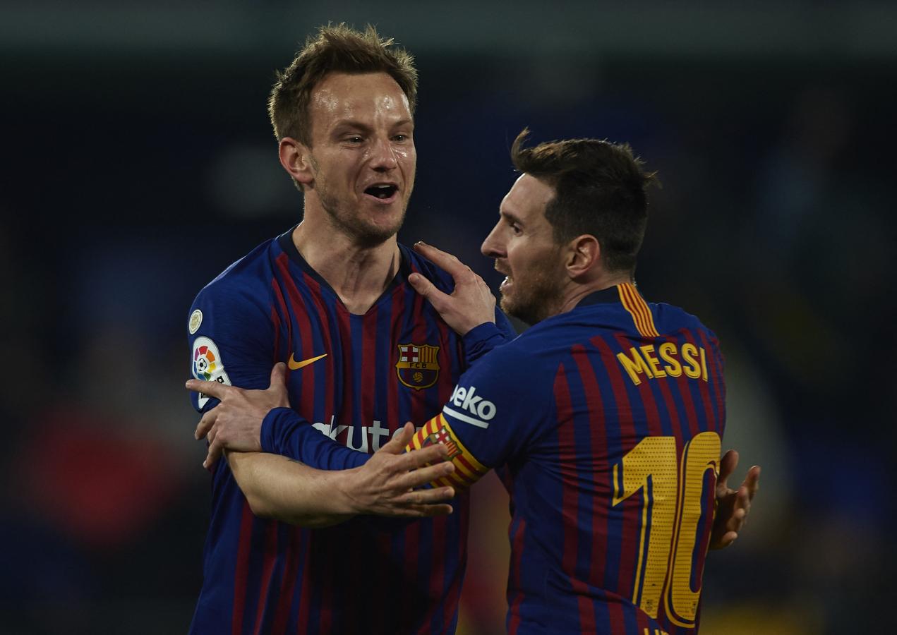 Imagen Rakitic, junto a Messi. Foto: AFP