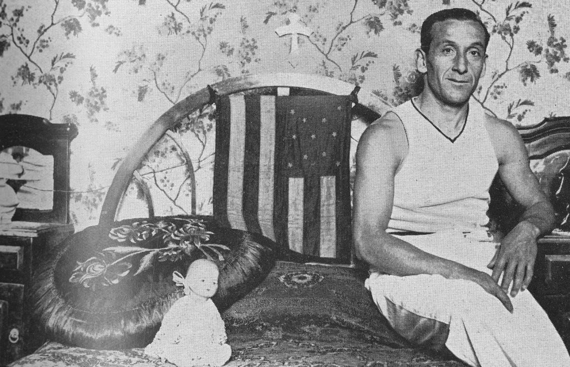 En la cabecera de la cama colgó un banderín de Peñarol que le fue obsequiado en la visita que realizó hace poco a Montevideo a fin de entrar en negociaciones con los dirigentes del decano rioplatense.