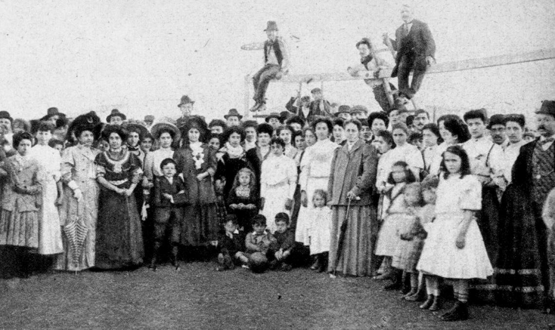 Imagen A comienzos del siglo XX, el fútbol se convierte en una pasión popular. En la imagen de 1905 las elegantes damas ponían su nota de inusitado lujo en el arrabal de la primitiva cancha de Independiente (“La crucecita”) en la calle Manuel Ocantos.