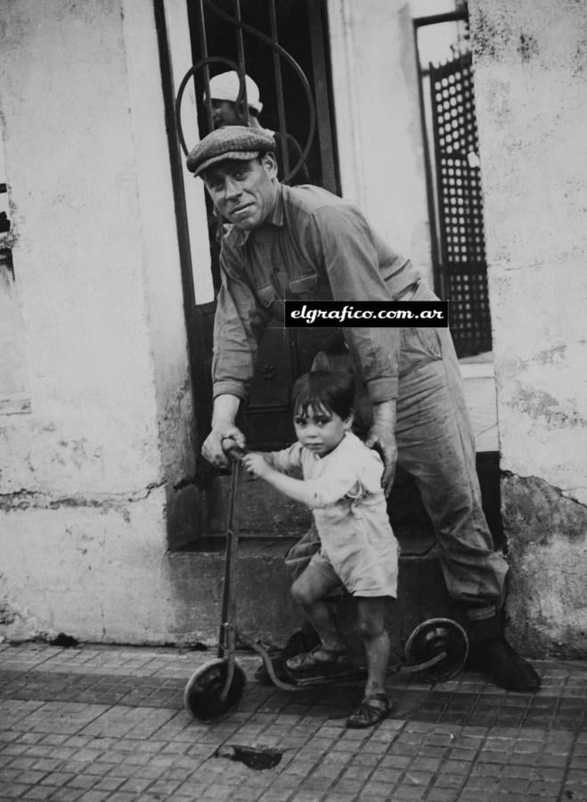Imagen CICLISTA en pose de largador con su Adolfo. "El Pescador" sueña para el purrete en todas aquellas carreras en las que él no pudo participar ni del embalaje.