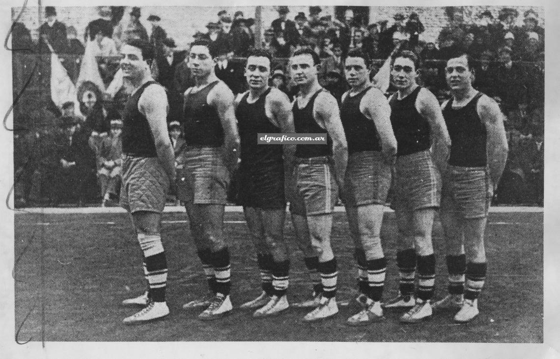 Imagen Capital Federal 1928. Zolezzi, OIindo Onetto, Saviotti, Dolhagaray, Bafunti, Boido y Orri. Fueron los primeros campeones argentinos de básquetbol.