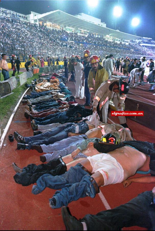 Imagen Las víctimas fatales en la pista de atletismo del estadio.