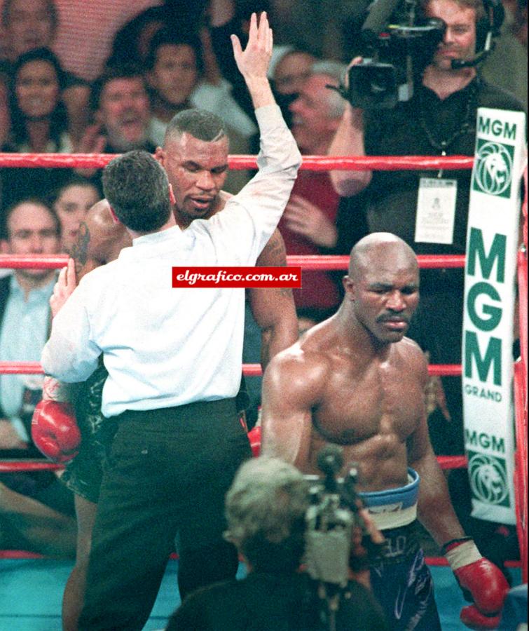Imagen Tyson luce como pocas veces se lo vio en un ring. Es el round número 11 y el árbitro está por finalizar el combate.