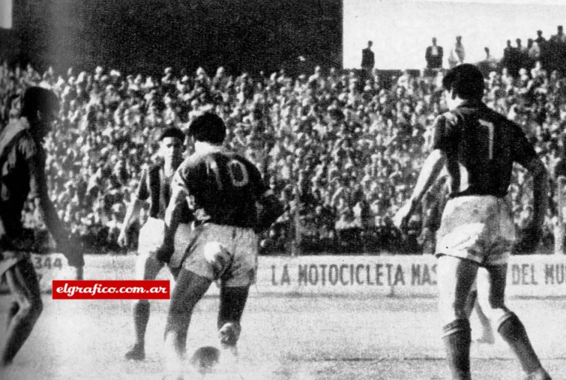 Lugo congela. Nada le importa el rodeo. Es lo que está buscando.
