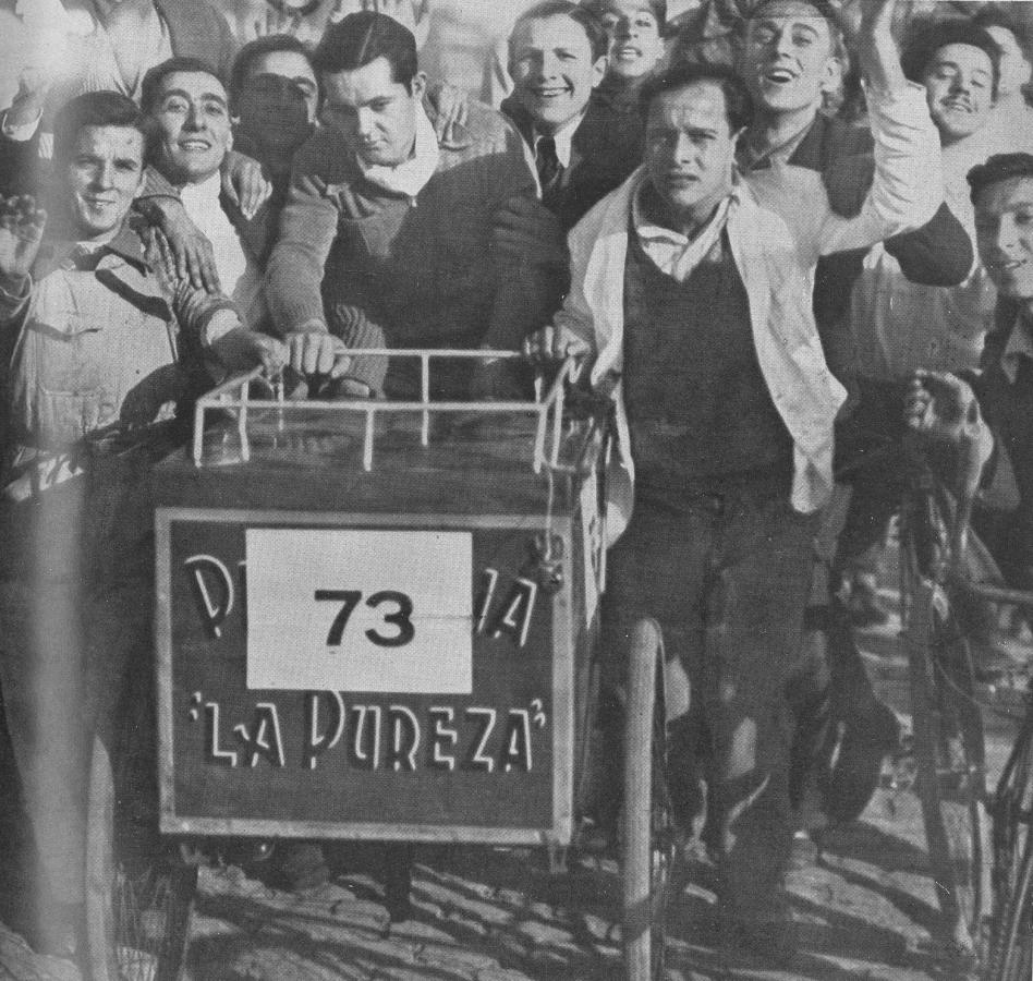 Imagen Alberto Enríquez acaba de ganar la carrera de triciclos de reparto organizada por Gráfico, y es rodeado por una gran cantidad de hinchas que festejan su victoria. Desde la Avenida Sarmiento, de Palermo, hasta nuestra casa hay justo ocho kilómetros de recorrido. El repartidor de la panadería “La Pureza" los cubrió en 14 minutos 49 segundos, al notable promedio de 32 kilómetros 620 metros por hora. Esta competencia tuvo 132 inscriptos, de los cuales sólo seis faltaron a la cita, El vencedor es de nacionalidad español y tiene 23 años de edad, habiendo declarado luego de esta performance que se dedicará al ciclismo.