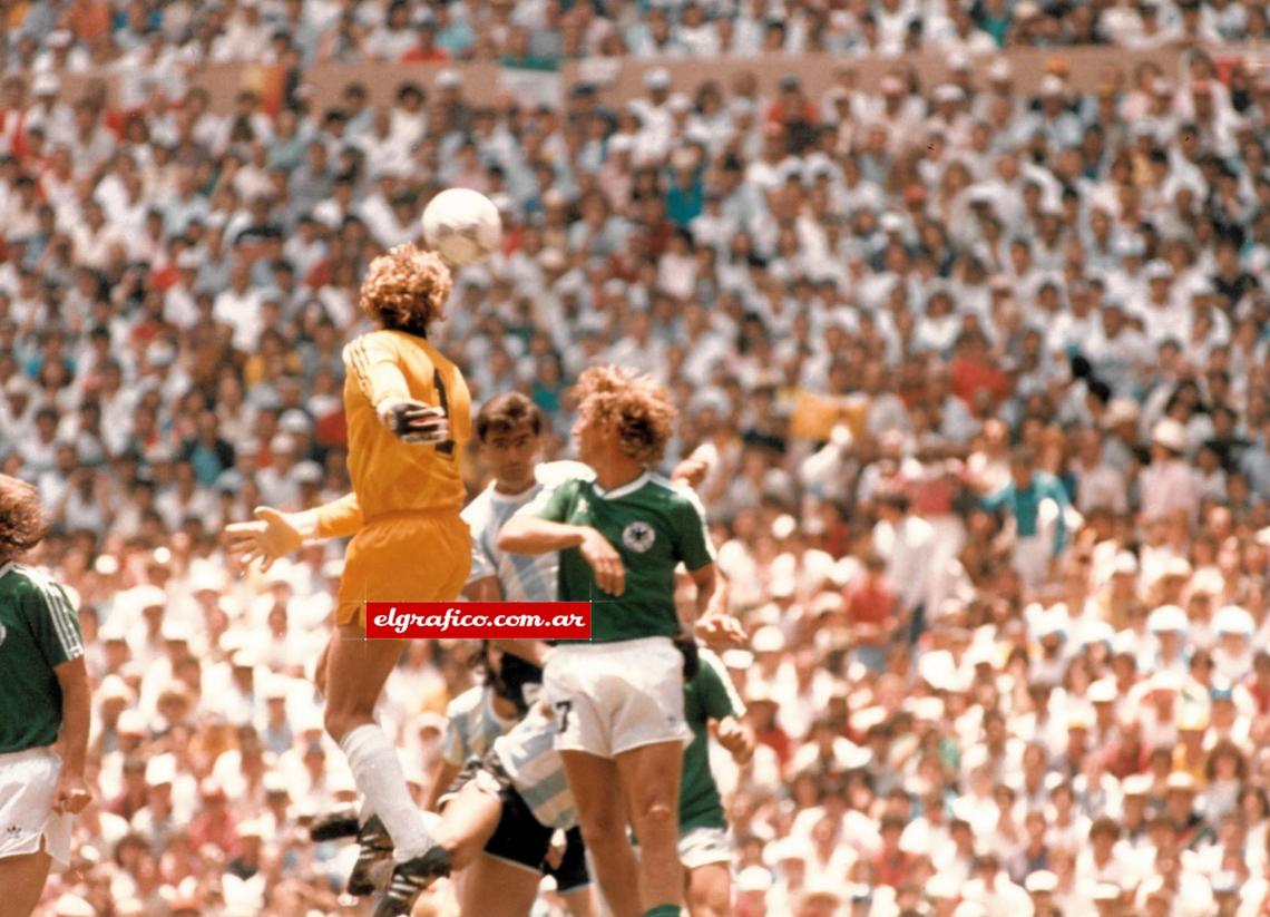 El arquero alemán calcula mal y la pelota lo sobra. Salta Ditmar Jakobs demasiado tarde y Brown, empuja a Maradona que tiene adelante y salta para buscar la pelota.
