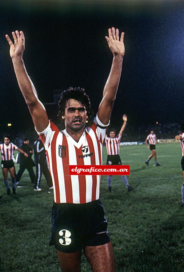 Imagen Brown debutó en Estudiantes contra River, en un 0-0 en el inicio del Metro 1975, tenía 18 años.. Tres días antes, Bilardo lo había puesto en un amistoso con Stal Mielec , de Polonia, a marcar a Lato y lo convenció.