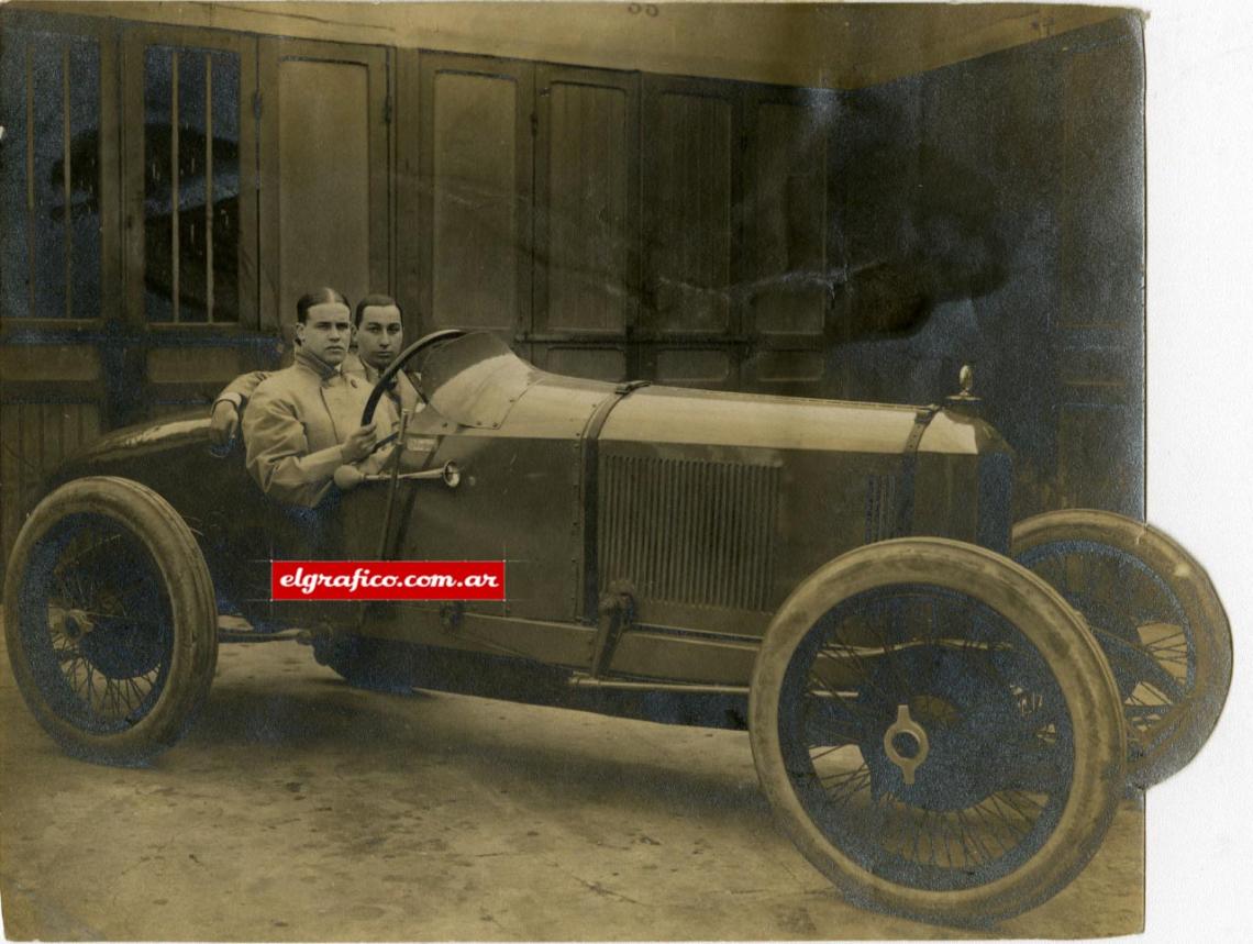 Imagen Martín Alzaga Unsué con su acompañante Alberto Rodríguez Larreta posando sobre una Bugatti. Ambos en la reunión inaugural del circuito de Miramas, el 13 de julio de 1923, conquistaron una importante victoria, pero guiando un Sunbeam. 