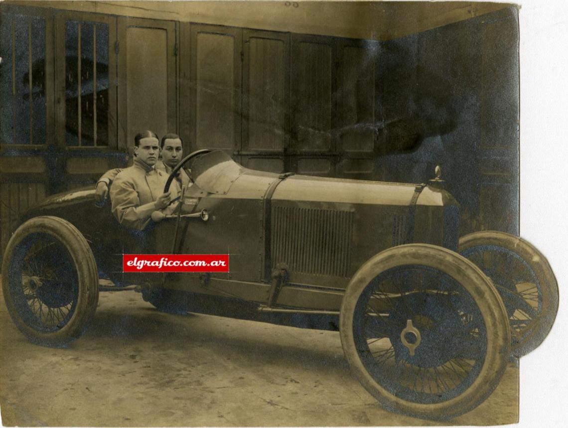 Martín Alzaga Unsué con su acompañante Alberto Rodríguez Larreta posando sobre una Bugatti. Ambos en la reunión inaugural del circuito de Miramas, el 13 de julio de 1923, conquistaron una importante victoria, pero guiando un Sunbeam.