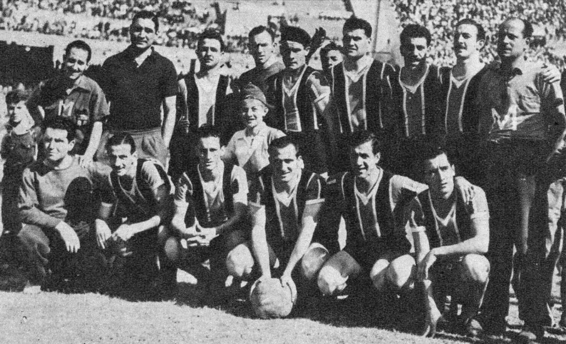 Imagen El pibe Cucusa, en el medio de la foto, con la camiseta de River y entre los jugadores de Chacarita, en 1945. Muchas veces apareció Cucusa en las páginas de El Gráfico, en este carácter. 