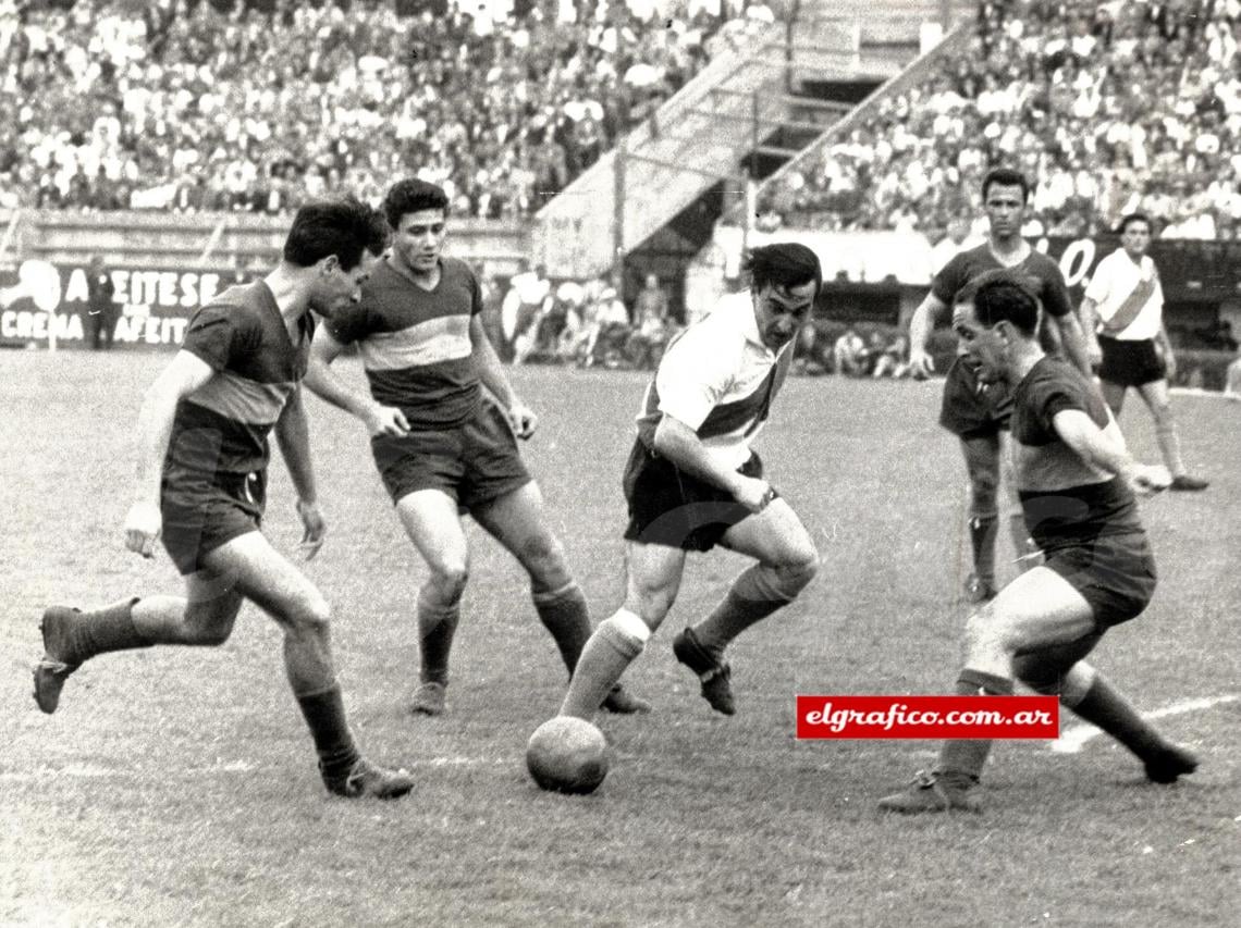 Imagen La foto corresponde a uno de los Superclasicos más emblemáticos de la historia, el del 24 de noviembre de 1957 donde River ganó por 5 a 3. Menéndez todavía jugaba para River, años más tarde lo haría para Boca.