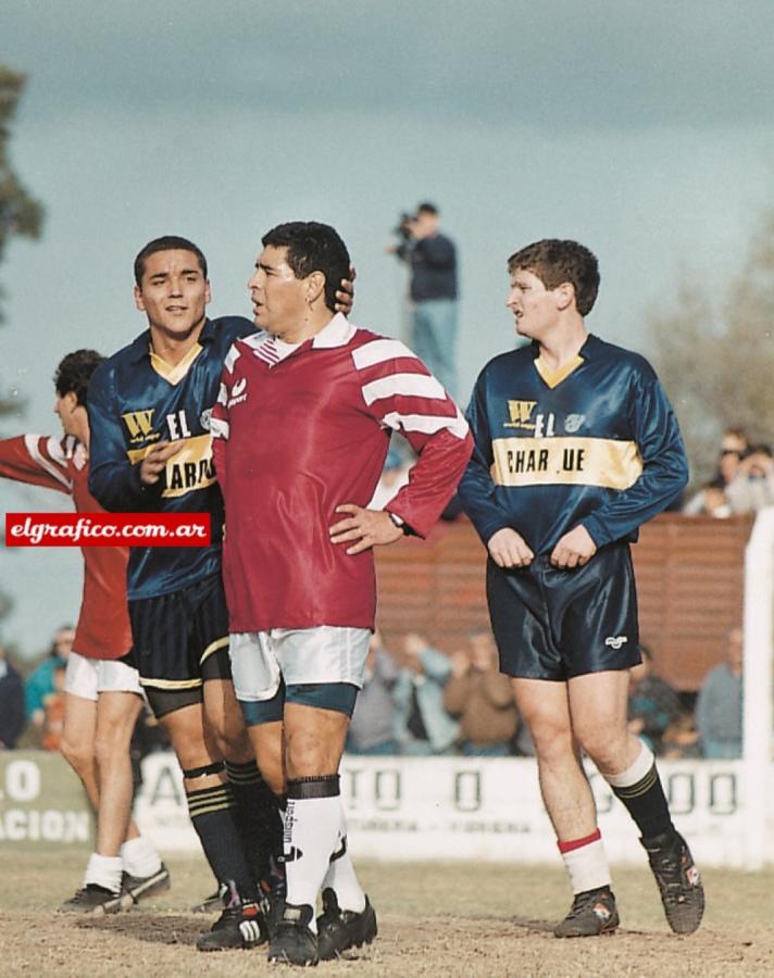 Con el Diego. Víctor a la derecha, en su tarde más gloriosa. Fue en Carlos Tejedor.