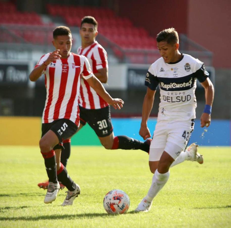 Imagen La Perla Ramírez encara, seguido de cerca por Iván Gómez. No se sacaron ventajas en Uno. Foto: @gimnasiaoficial