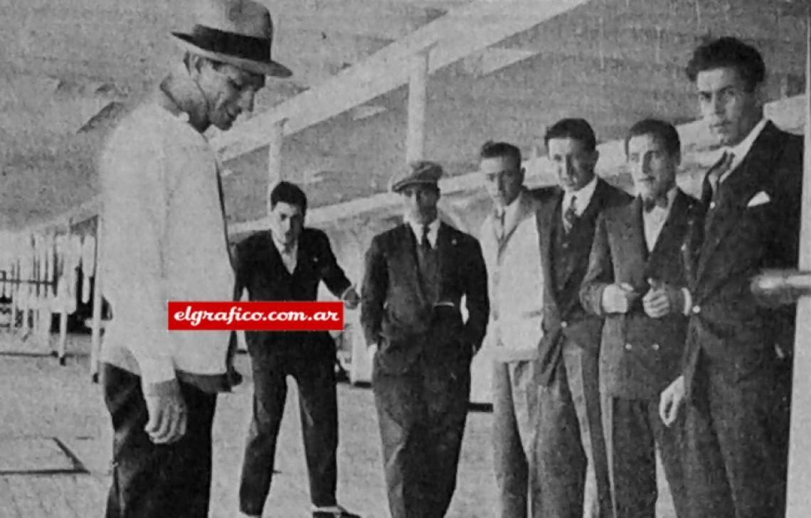 Imagen Uno de los viajes de Vico con la selección,en la foto sobre la cubierta del barco que los lleva a Chile para el sudamerciano 1927. Bidoglio, tercero desde la derecha, mira como el “negro” Luna, de gorra, le gana a todos al sapo.