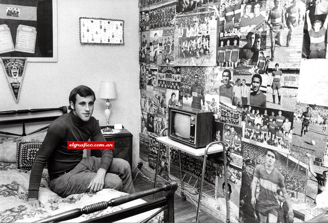 Imagen La primera nota en El Gráfico, mayo de 1972, con 19 años, en Barracas, su barrio.