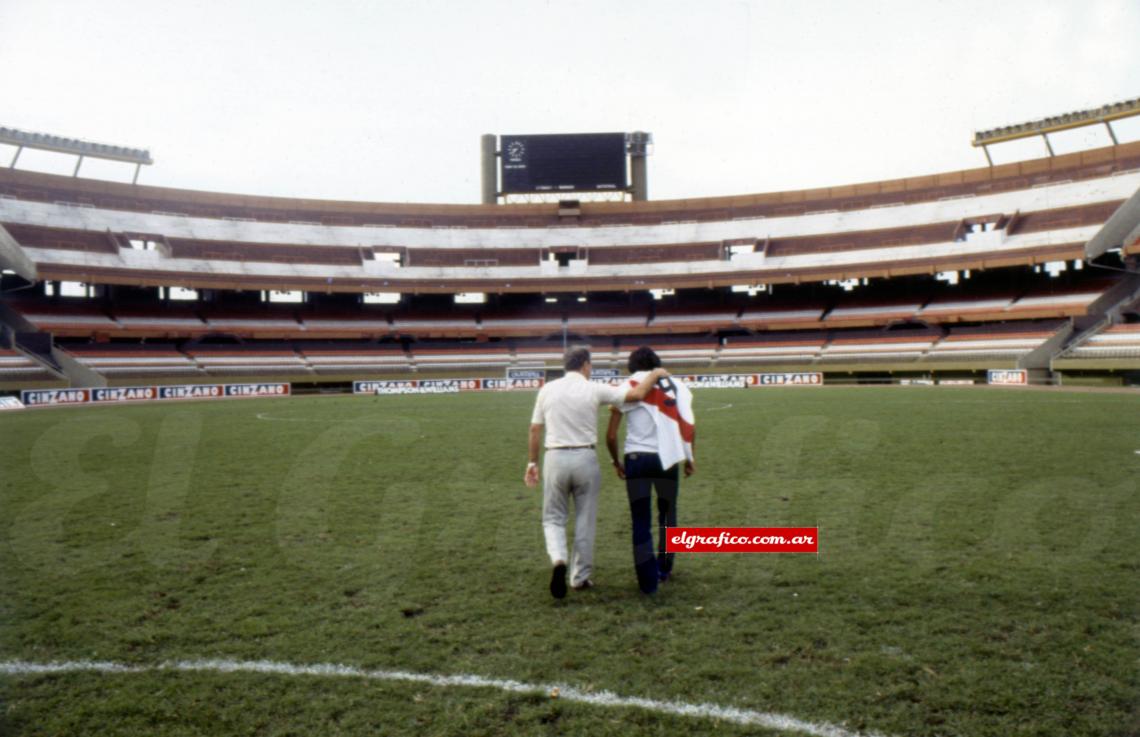 El Monumental es el escenario de este momento emotivo para el hincha de River, que puede ver como un ídolo apadrina a un joven que recién comenzaba su carrera.
