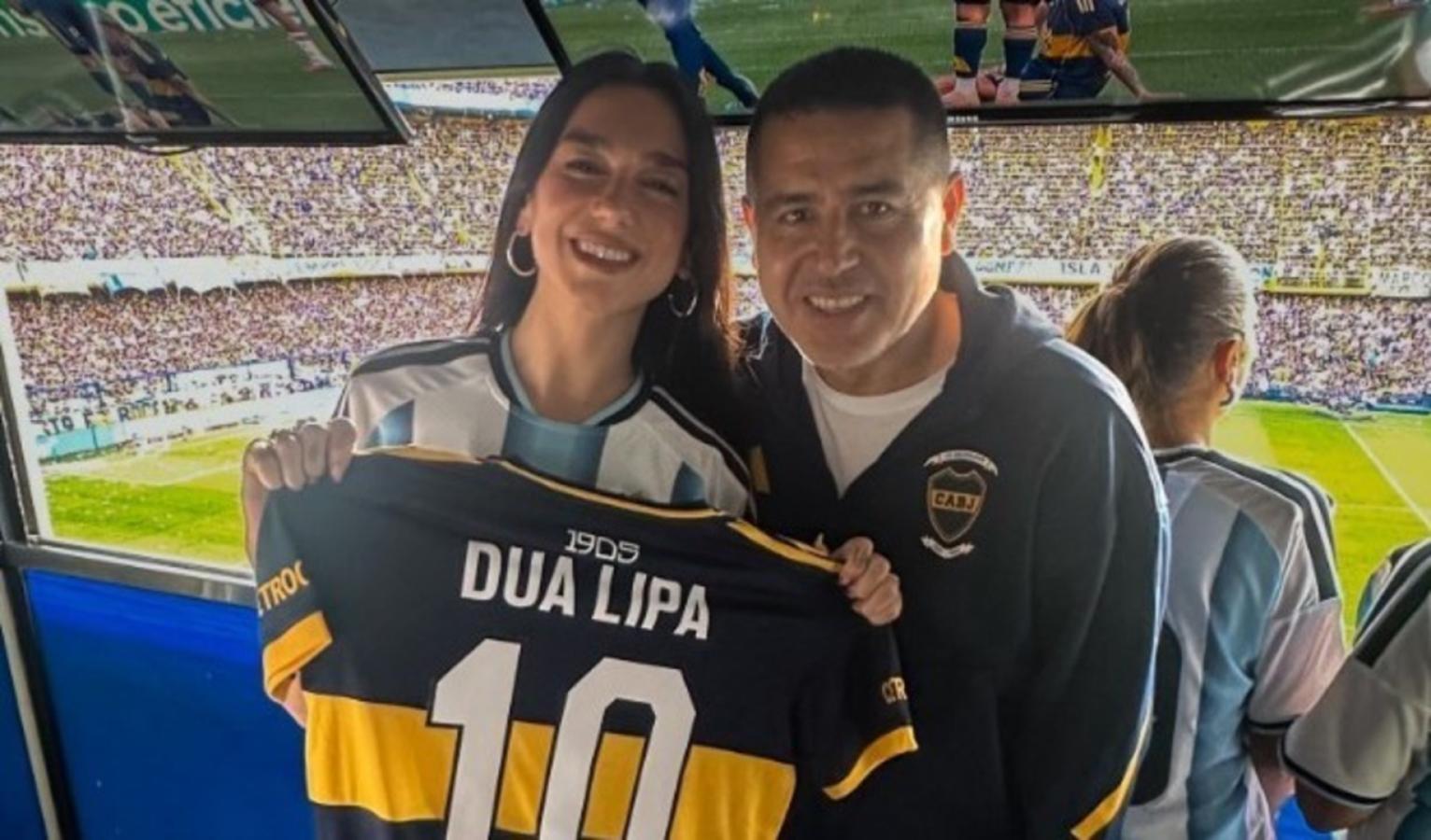 Imagen Dua Lipa y Riquelme, durante el Superclásico ante River.