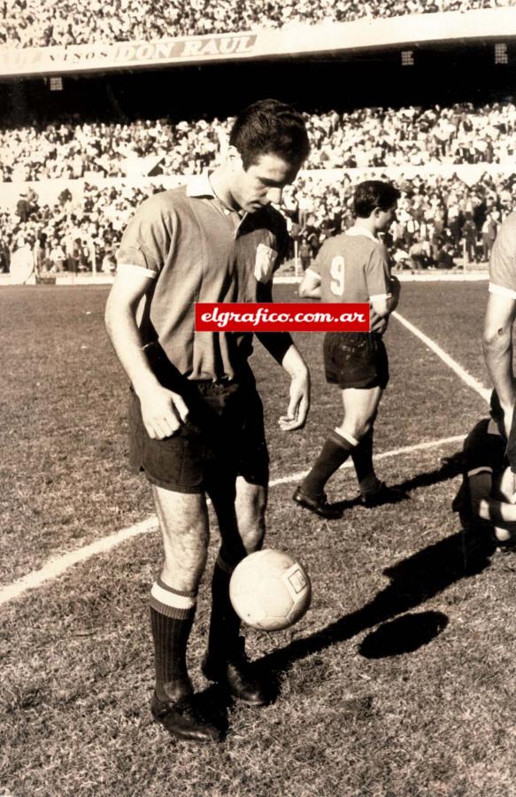 Imagen 7 de mayo de 1967. El Pato haciendo jueguitos con el balón antes del partido.