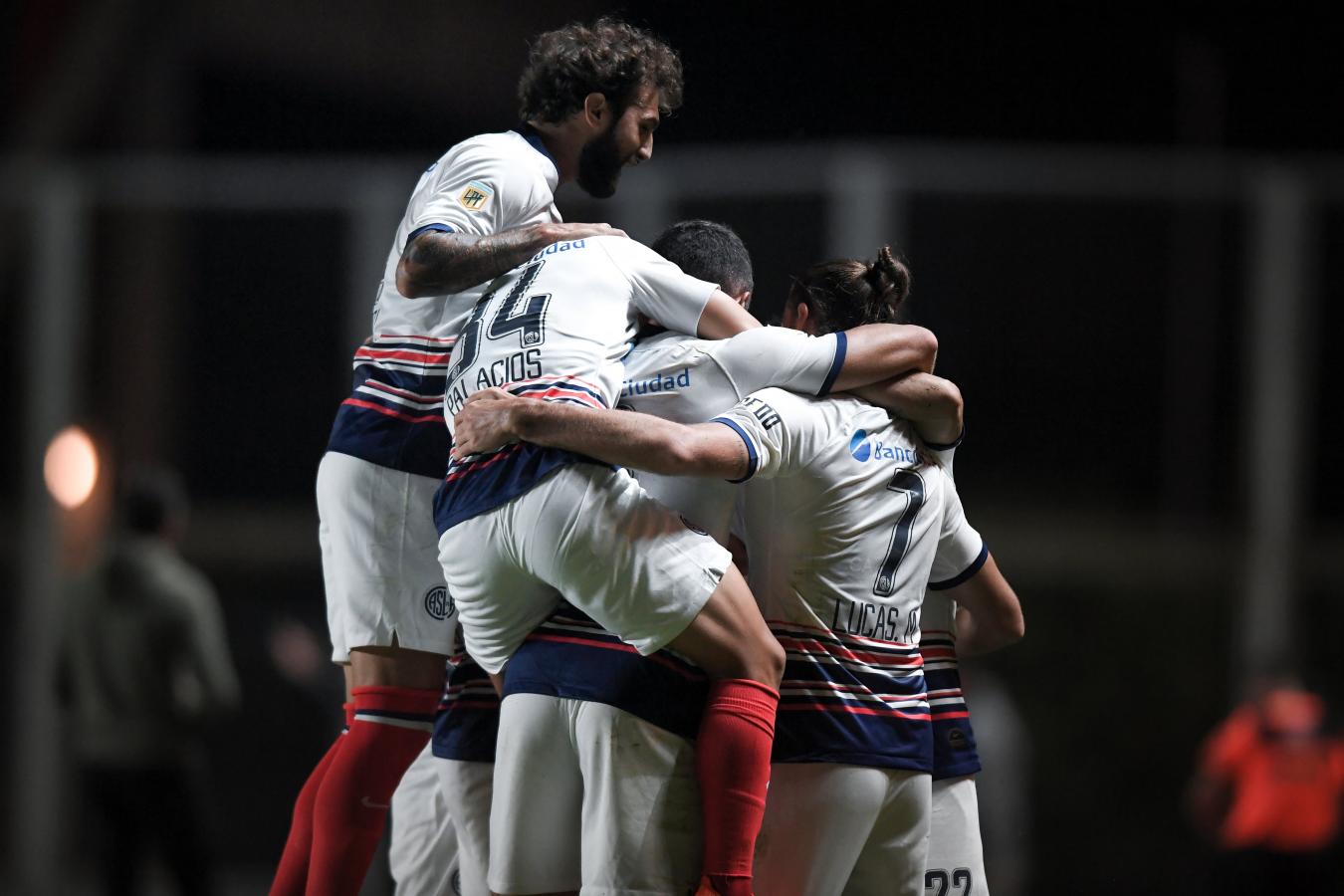 Imagen San Lorenzo celebra el primer tanto. Di Santo no falló en la segunda que tuvo y le dio los tres puntos al Ciclón. Fotos de San Lorenzo: Maximiliano Luna (Telam) y @SanLorenzo