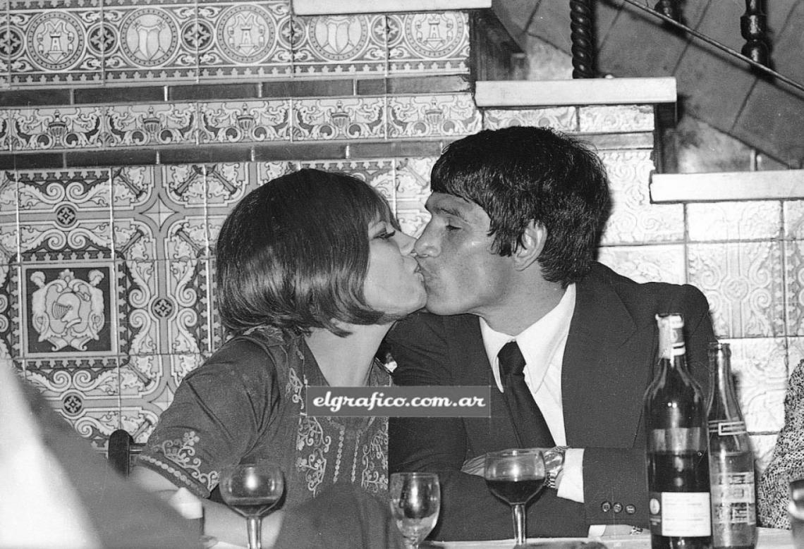 Imagen Un beso con “Pelusa”, su esposa en el hotel Jousten, después de la victoria sobre Griffith, la única pelea a la que ella asistió. Se separaron a mediados de 1974, cuando empezó la relación con Susana Giménez.