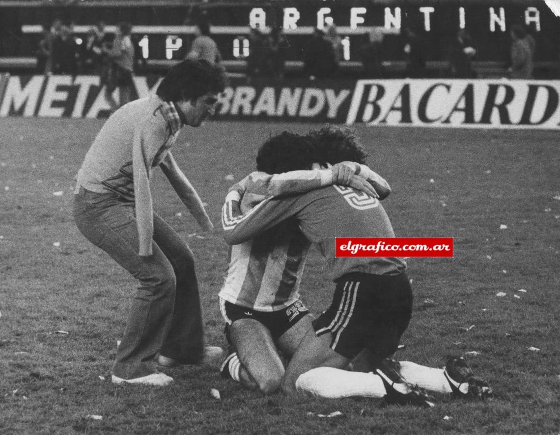 Imagen EL ABRAZO DEL ALMA. La célebre imagen de Ricardo Alfieri mostrando el momento, tras la pitada final, que Fillol, Tarantini y un hombre sin brazos se abrazan.”Ese día no me había dado cuenta de la escena porque, cuando terminó el partido, me arrodille para hablar con Dios. Pero al día siguiente, cuando abrí El Gráfico y la ví, sentí algo que no me voy a olvidar jamás”.