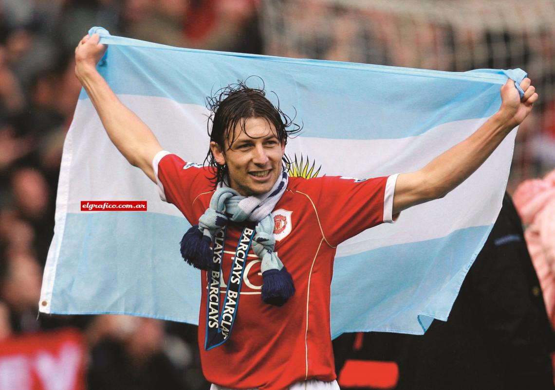 Imagen En Manchester fue campeón en 2007 y se paseó con la bandera argentina.