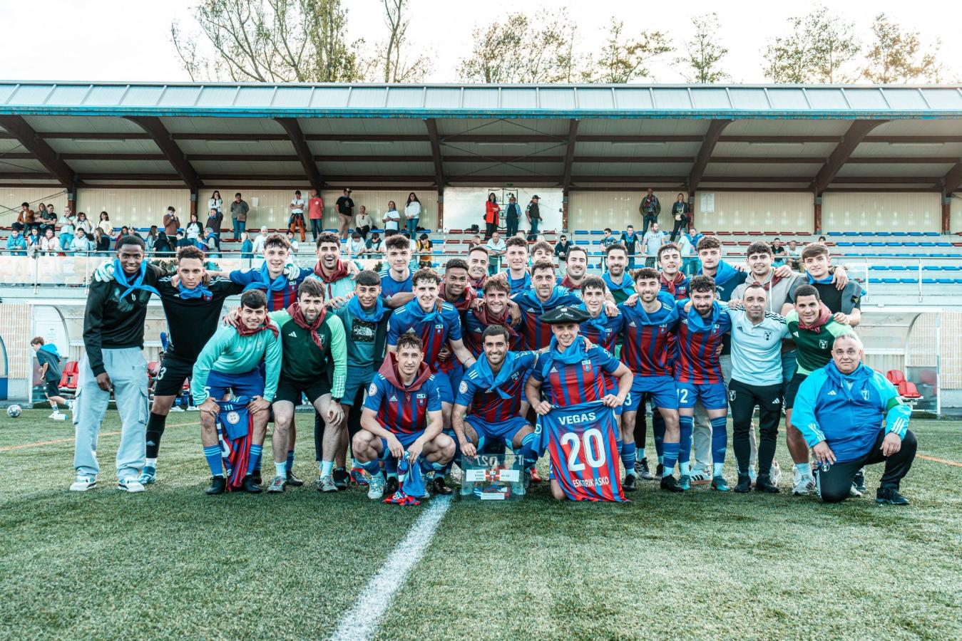 Imagen Guiño: el equipo que dirije Muniain tiene una casaca similar a la de San Lorenzo.