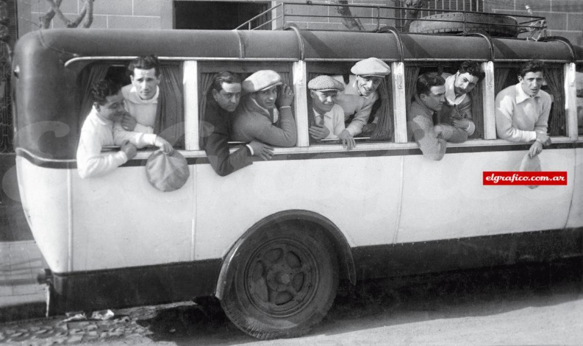 Imagen En 1930, en pleno Mundial, Los jugadores Guillermo Stábile, Fernando Paternoster, Ángel Bossio y Mario Evaristo, juntos con otros integrantes de la delegación argentina, se divierten por las calles de Montevideo a bordo de un curioso vehículo.