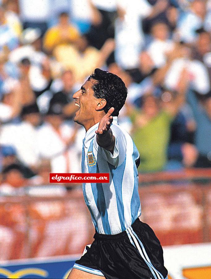 El gol que le hizo a Alemania desde 30 metros, con la camiseta de la Selección, lo terminó metiendo en el plantel que fue al Mundial 94. Allí jugó dos partidos y tiró una pared con Maradona.
