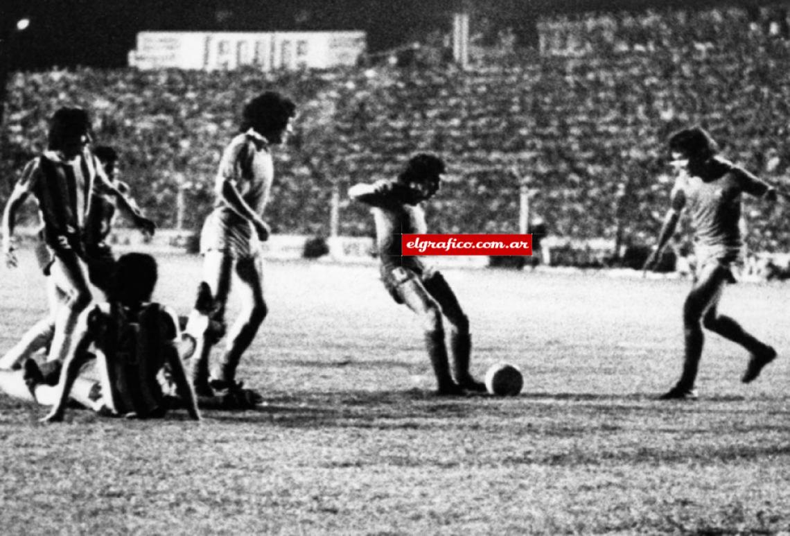 Imagen Destino de héroe. En el segundo partido de la final frente a Talleres por el Nacional 1977, después del empate a 1 en Avellaneda, Talleres le gana a Independiente 2-1, con un gol dudoso que derivó en la expulsión de tres jugadores rojos por protestar. Cerca del final, en una maniobra propia de su ingenio Bochini armó una jugada bárbara en doble pared con Bertoni y Biondi (los dos habían ingresado en el momento de las expulsiones) para clavar la pelota lejos del Mono Guibaudo.