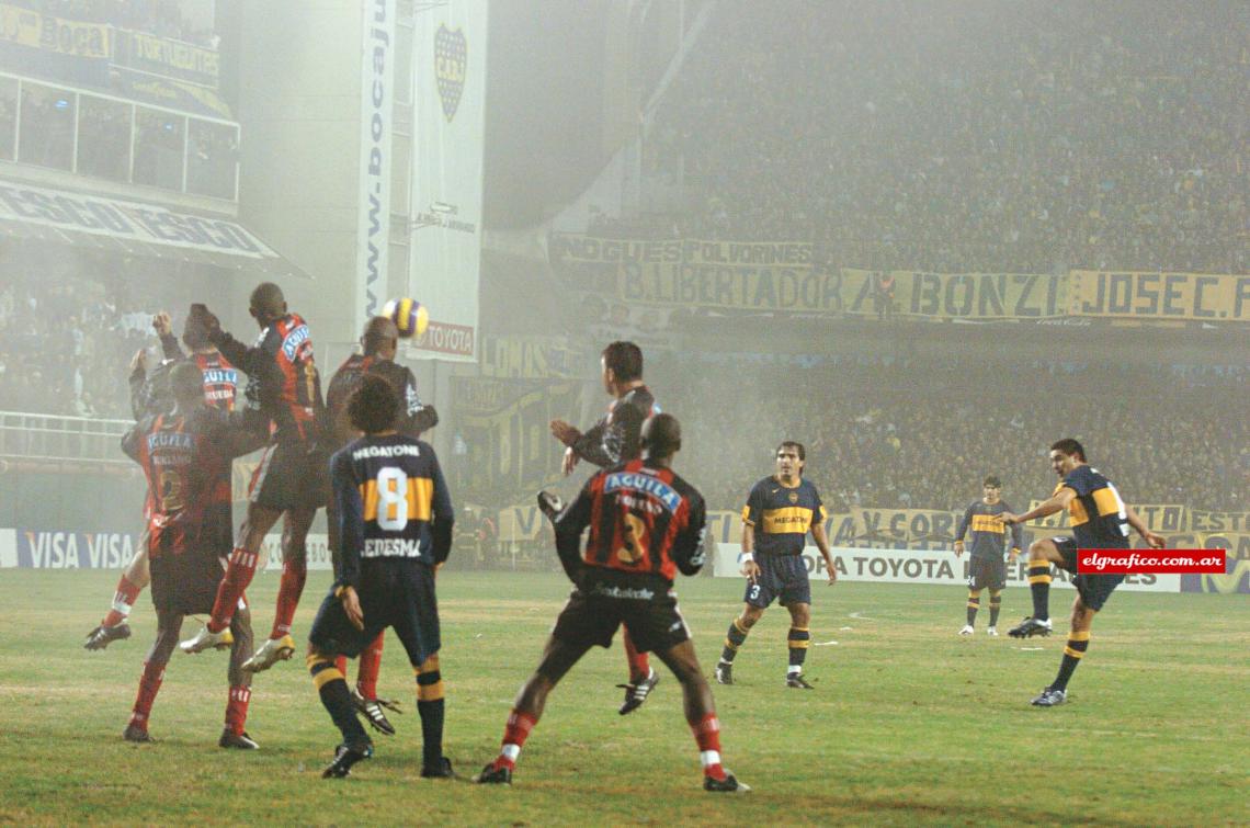 Imagen A comienzos de 2007, vuelve a Boca a prestamo por 4 meses, con un objetivo: ganar otra Libertadores. En la foto el golazo de tiro libre al Cúcuta Deportivo en la vuelta de la Semifinal de la Copa Libertadores 2007. Riquelme admitió hace pocos meses que fue el mejor gol de tiro libre de su vida.