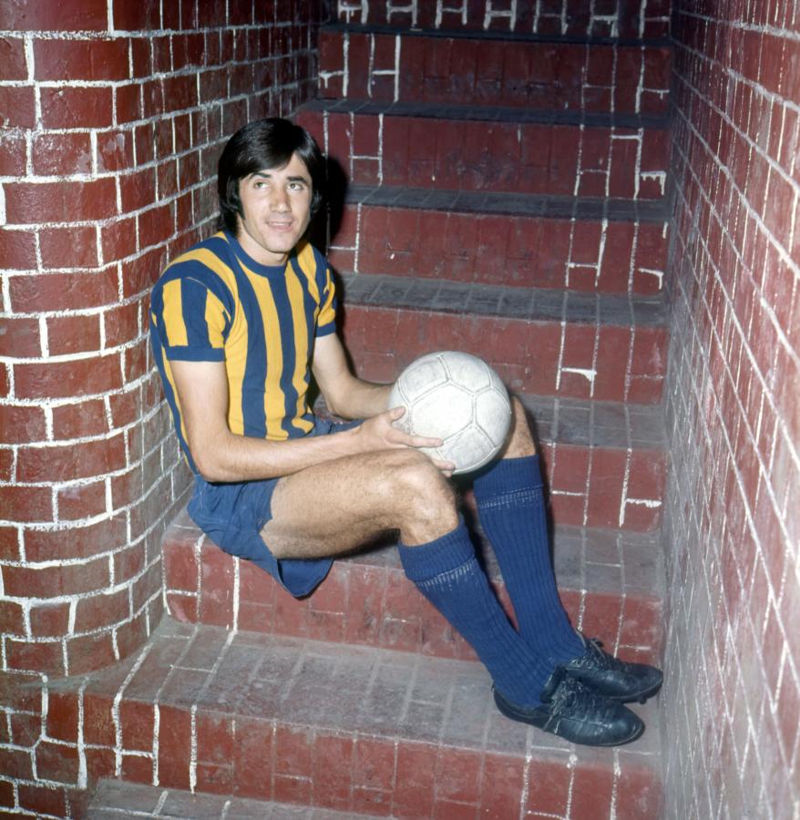 Imagen Jugaba de mediocampista, debutó en Rosario Central en 1969 y jugó allí hasta 1973, cuando fue transferido al fútbol español, para jugar con la camiseta del Sporting de Gijón.