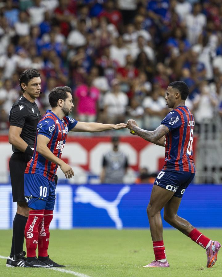 Imagen El momento más esperado: Everton Ribeiro vuelve a los campos tras ser operado de un cáncer de tiroides.