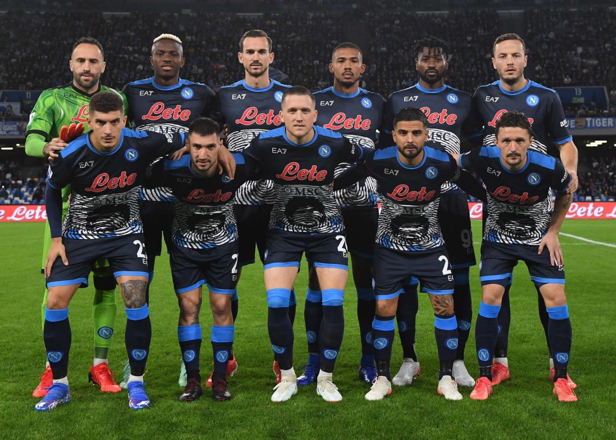 NAPOLI ESTREN LA CAMISETA HOMENAJE A MARADONA CON UN EMPATE El