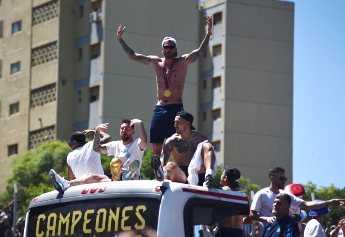 Imagen El capitán, Lionel Messi, siempre custodiando la Copa, mientras que De Paul no disimula su euforia.
