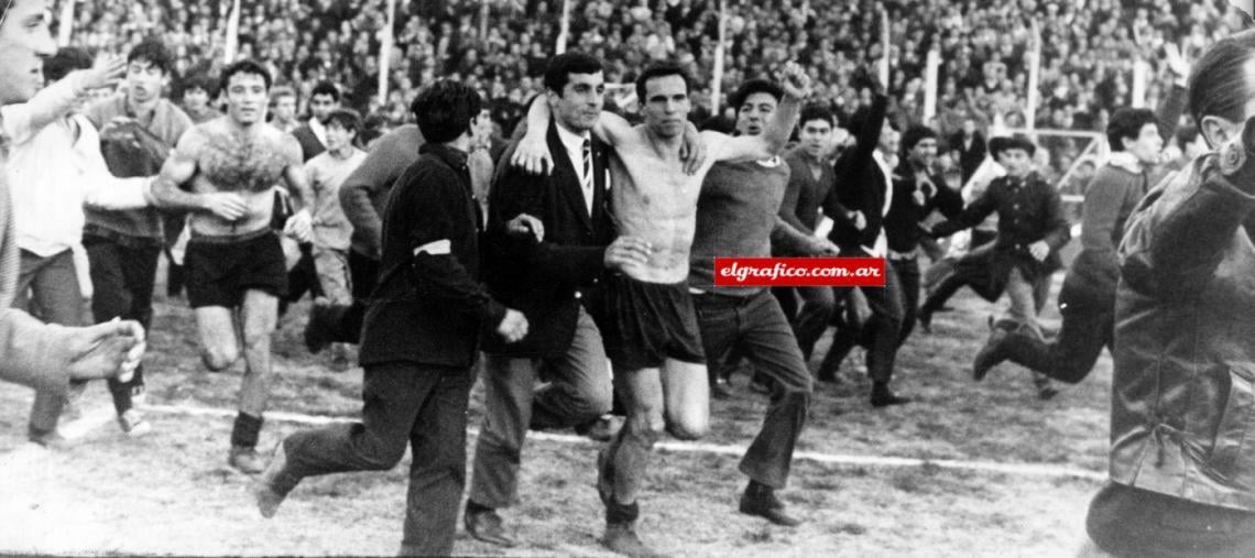 Imagen Vuelta olímpica. Hábito que se inaugura en la vida joven de Echecopar... Hábito también desconocido para Ribaudo. ¡Campeones!