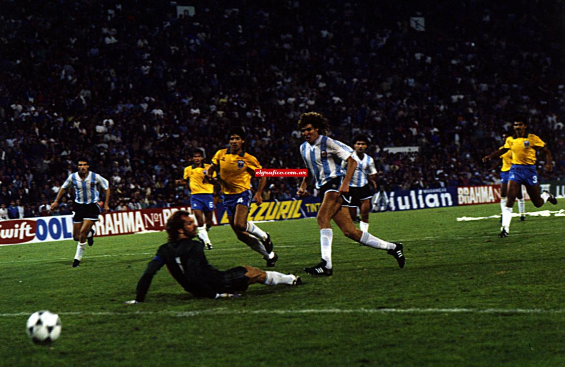 Imagen A los 42 minutos, Claudio García metió una pelota larga. En posición adelantada, Franco recibió y definió con clase. El arquero Sergio no pudo hacer nada.