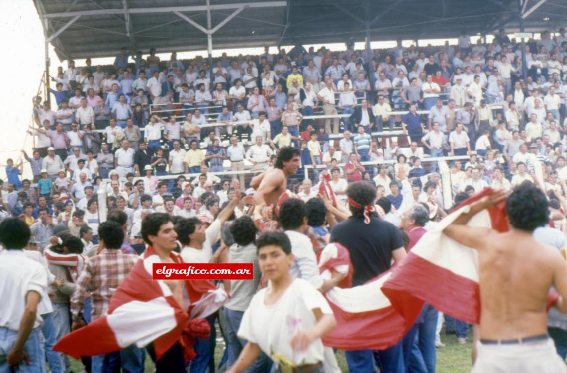 Imagen Ya el ascenso consumado, los hinchas invadieron el estadio y festejaron junto a los jugadores.